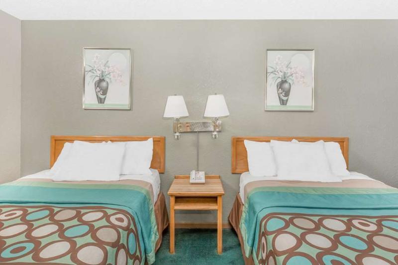 Super 8 By Wyndham Butler Hotel Luaran gambar