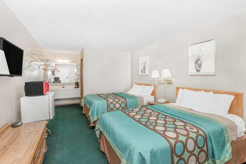 Super 8 By Wyndham Butler Hotel Luaran gambar
