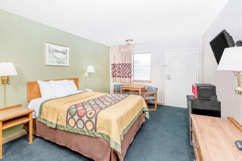 Super 8 By Wyndham Butler Hotel Luaran gambar