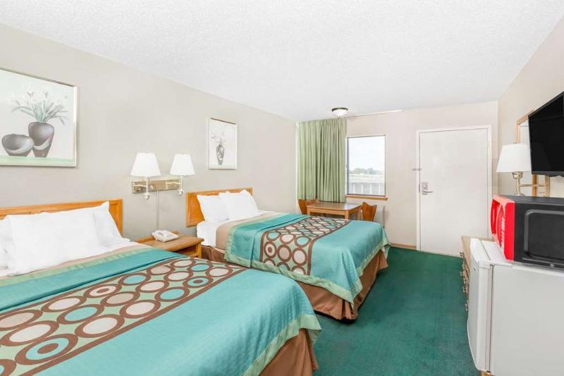 Super 8 By Wyndham Butler Hotel Luaran gambar
